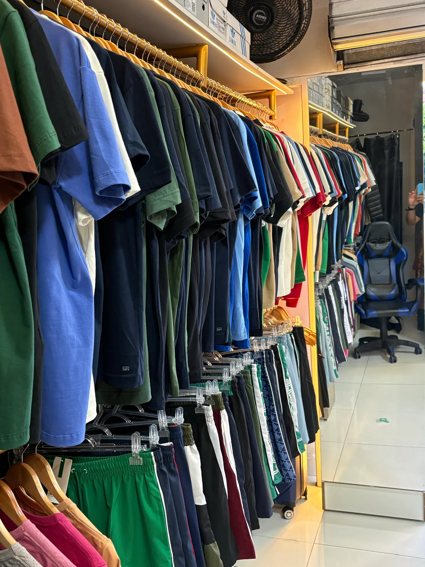 Interior da Xavier Collection com roupas selecionadas